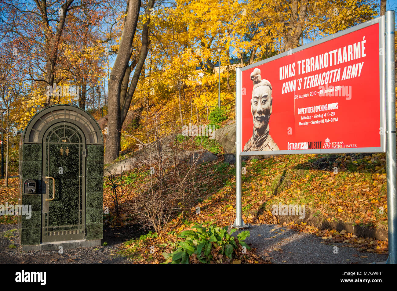 Reklametafeln an Insel Skeppsholmen im Herbst in Stockholm. Die Hauptstadt von Schweden ist auf 17 Inseln gebaut. Stockfoto