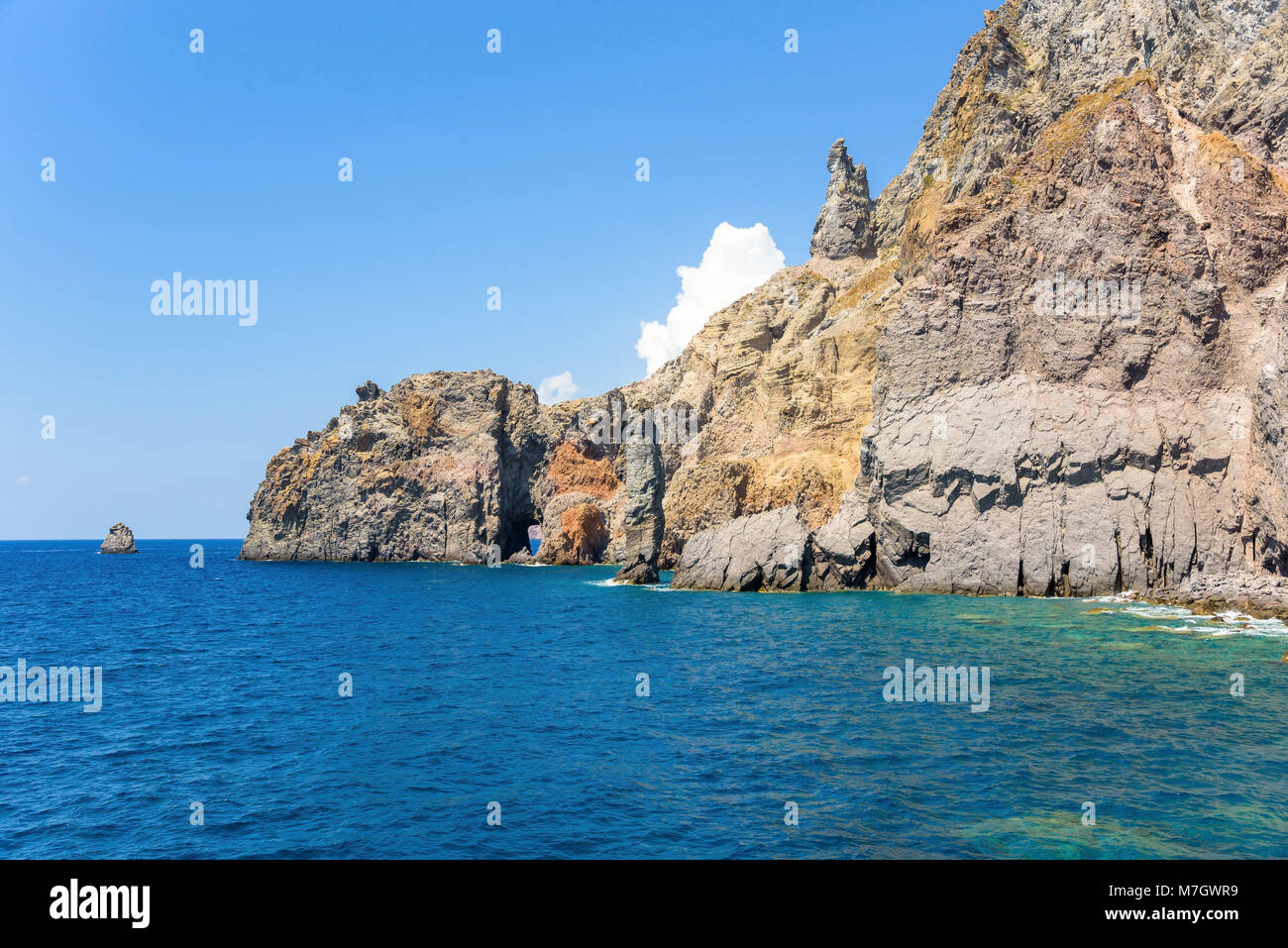 Felsformationen an der Küste der Insel Lipari, Äolische Inseln, Italien Stockfoto