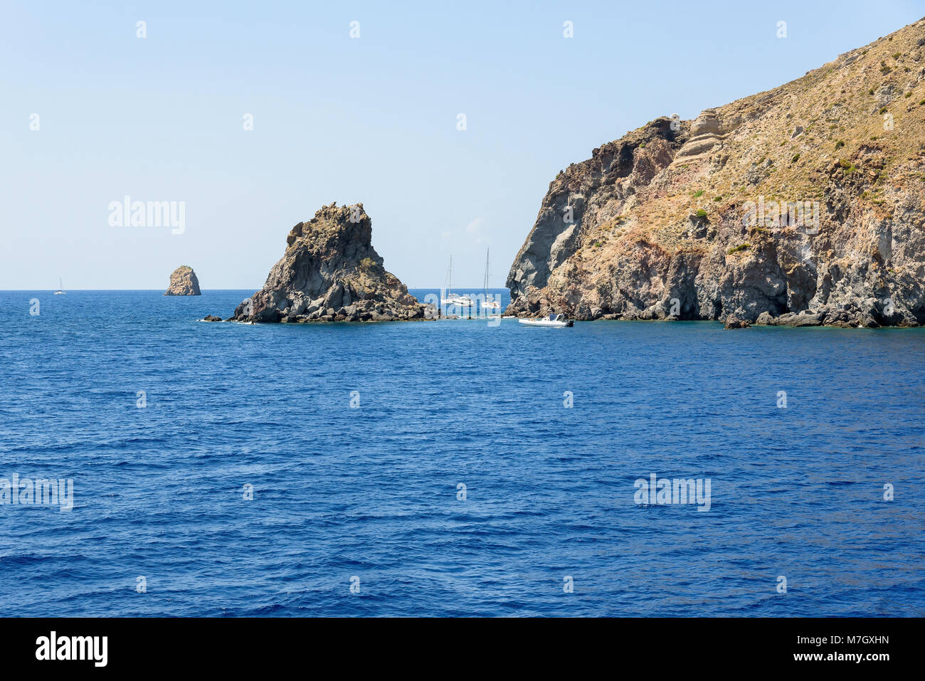 Yachten an der felsigen Küste der Insel Lipari, Äolische Inseln, Italien Stockfoto