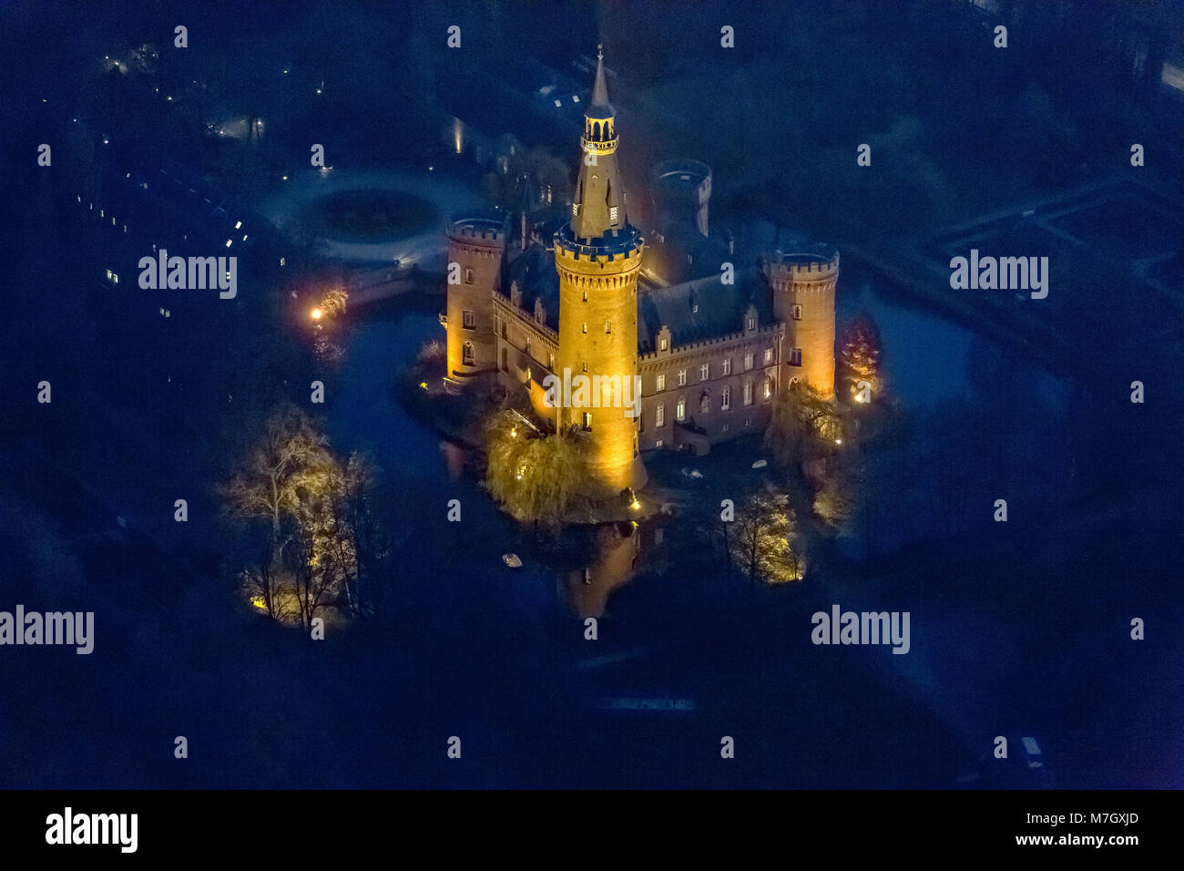 Luftbild, Bedburg-Hau, Niederrhein, neugotisches Schloss, historisierender Tudorstil, Wasserschloss, Schloss Moyland,, 92660 Stockfoto