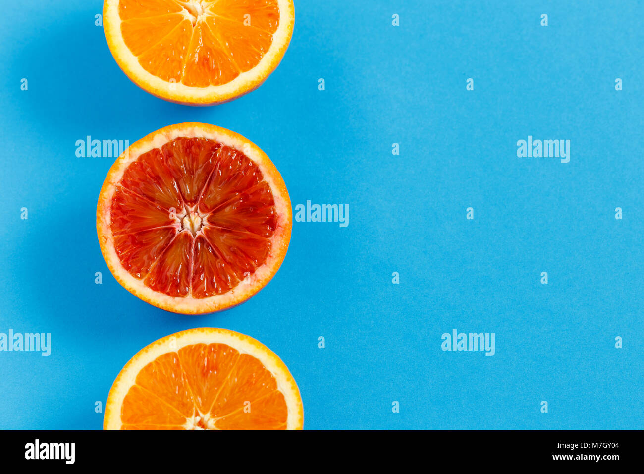 Orangen auf blauem Hintergrund isoliert Stockfoto
