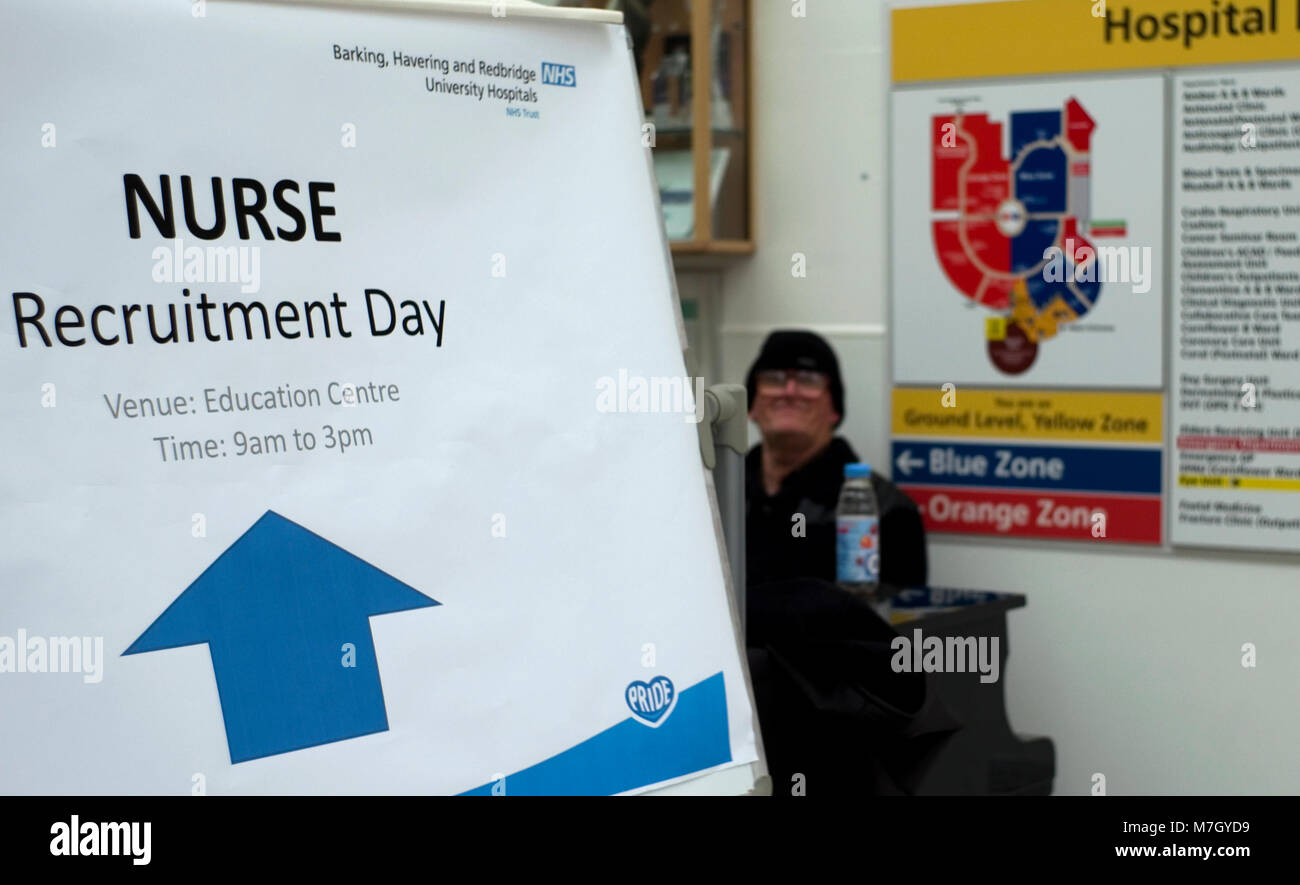 Eine Krankenschwester Rekrutierung Zeichen ist neben einem Pianisten in der Haupteingang des Queen's Krankenhaus in Romford angezeigt, in East London am 10. März 2018. Stockfoto