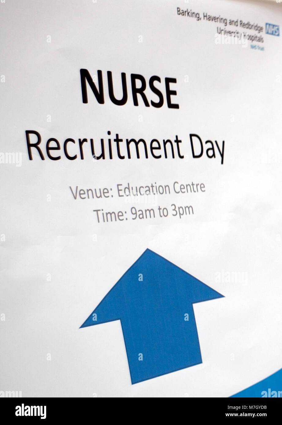 Eine Krankenschwester Rekrutierung Zeichen ist in der Haupteingang des Queen's Krankenhaus in Romford angezeigt, in East London am 10. März 2018. Stockfoto