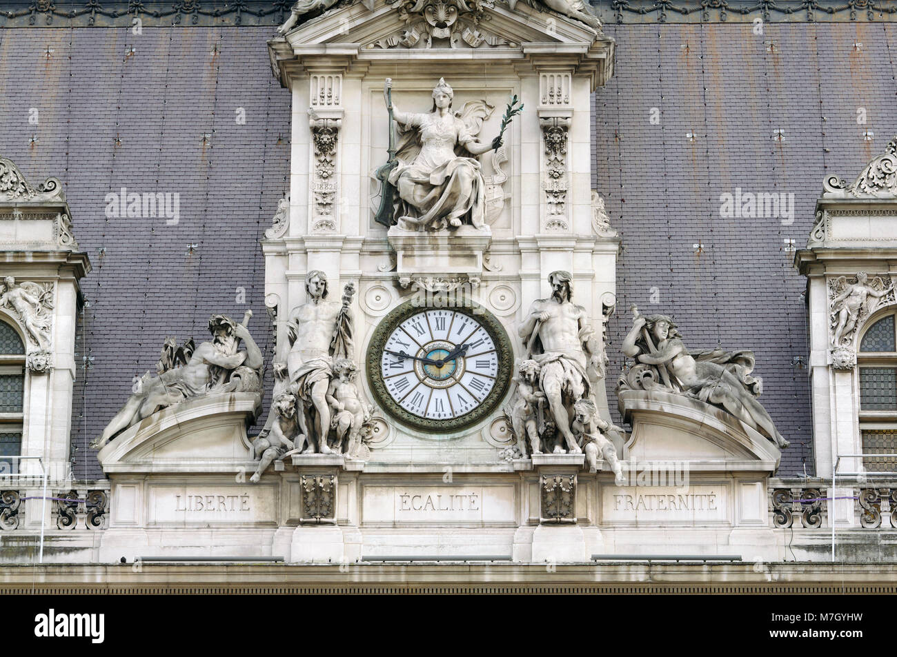 Liberte, Egalite, Fraternité Motto in Paris City Hall Gebäude. Frankreich Stockfoto