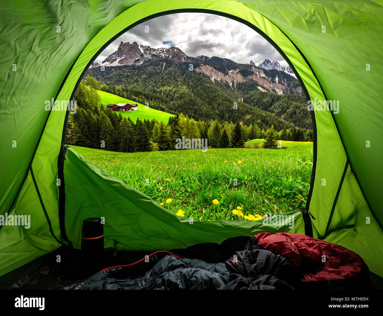 Blick vom Zelt zu österreichischen Alpen im Frühjahr Stockfoto