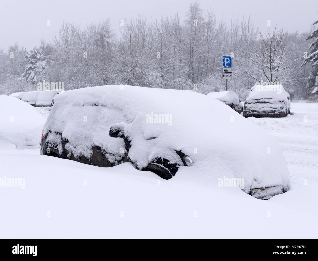 Fahrzeuge mit Schnee im winter Blizzard in der Parkplätze. Stockfoto