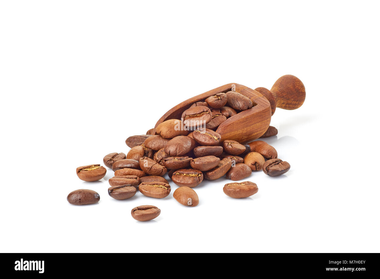 Schaufel mit gerösteten Kaffeebohnen auf Weiß Stockfoto