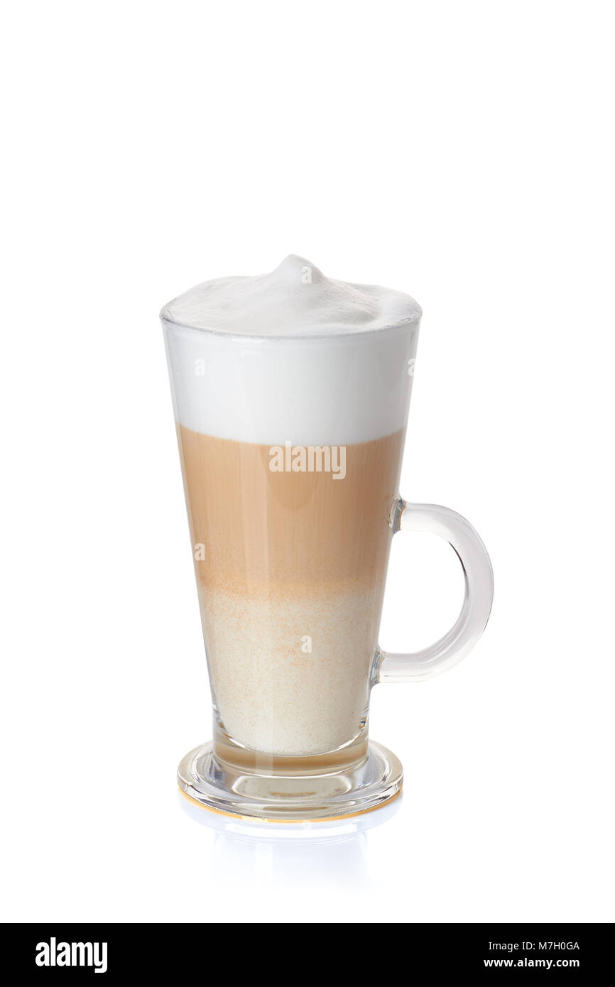 Glas Tasse Kaffee Latte auf Weiß Stockfoto