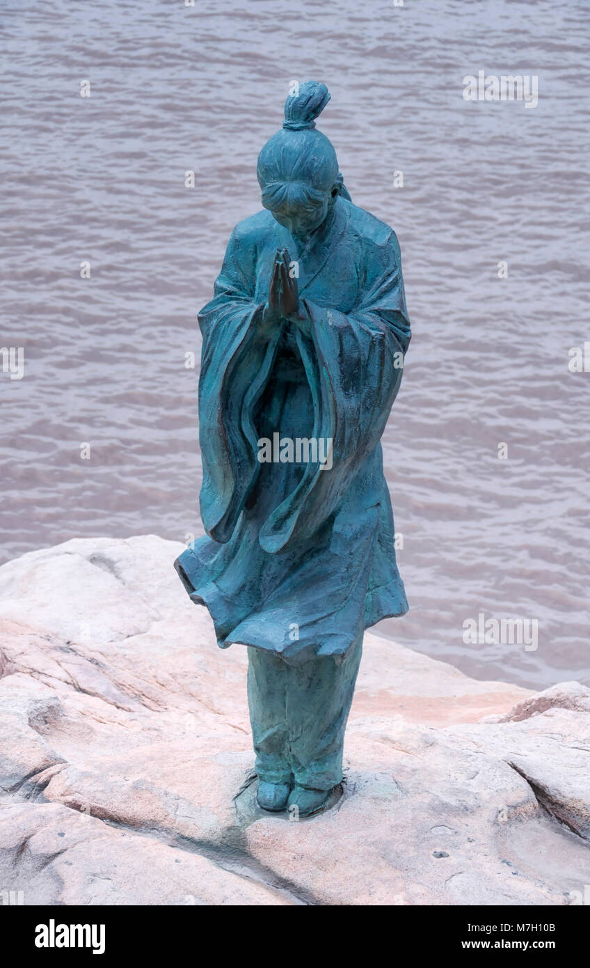 Eine chinesische Frau Kupfer Statue aus einer alten Dynastie Gebet an den Memorial arch zu Putuo Göttin der Barmherzigkeit auf der Insel Putuoshan China Zhejiang Stockfoto