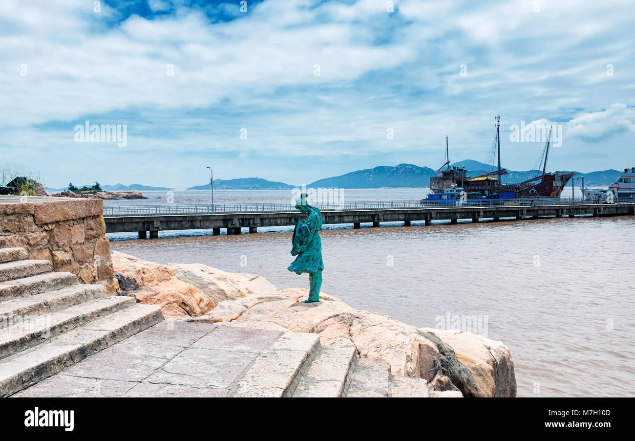 Eine chinesische Frau Kupfer Statue aus einer alten Dynastie Gebet an den Memorial arch zu Putuo Göttin der Barmherzigkeit auf der Insel Putuoshan China Zhejiang Stockfoto