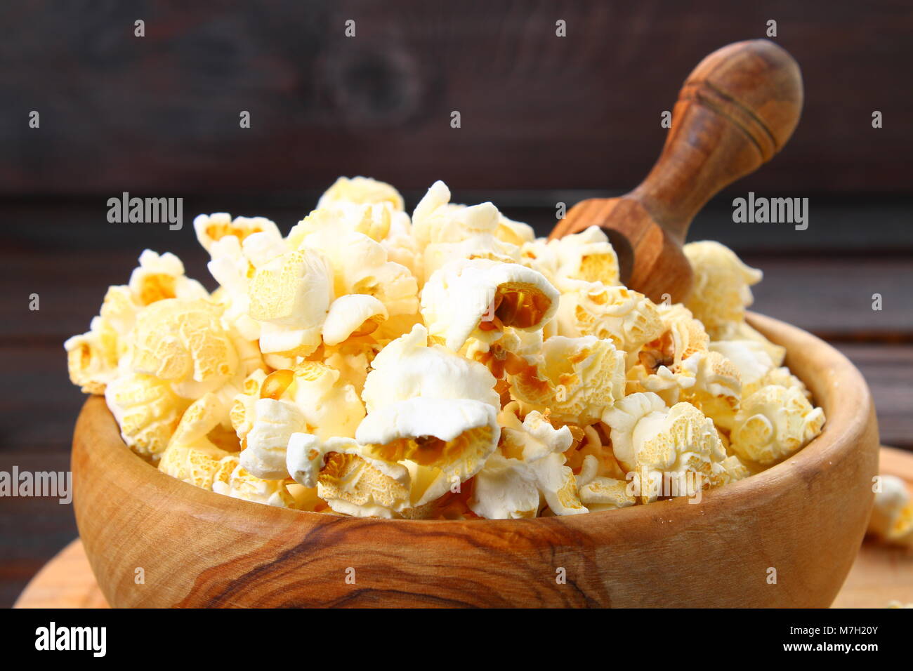 Gesalzene Popcorn in eine hölzerne Schüssel auf einen hölzernen Tisch Stockfoto