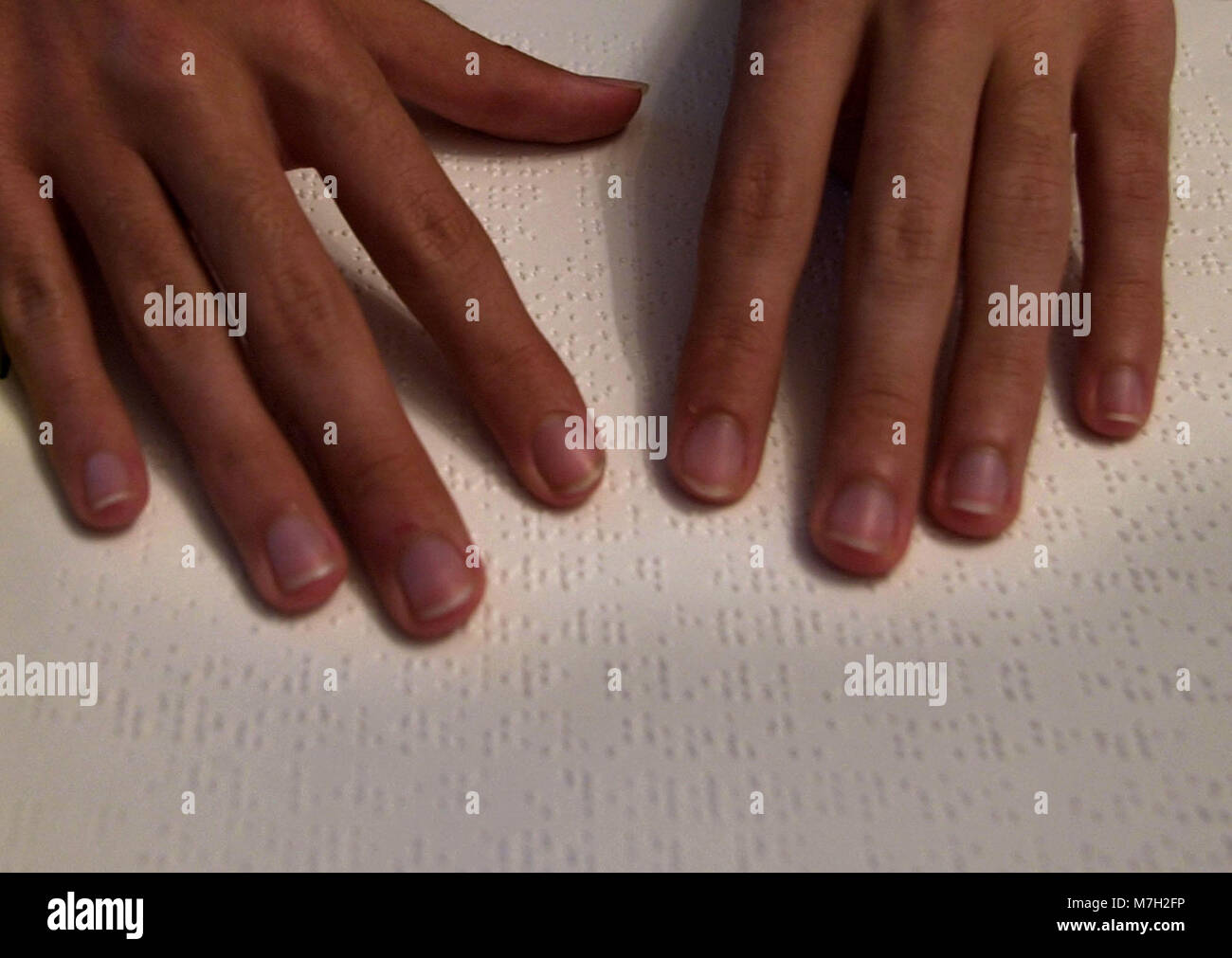 Tim Vernon lesen Braille. foto Bill belknap - Stockfoto