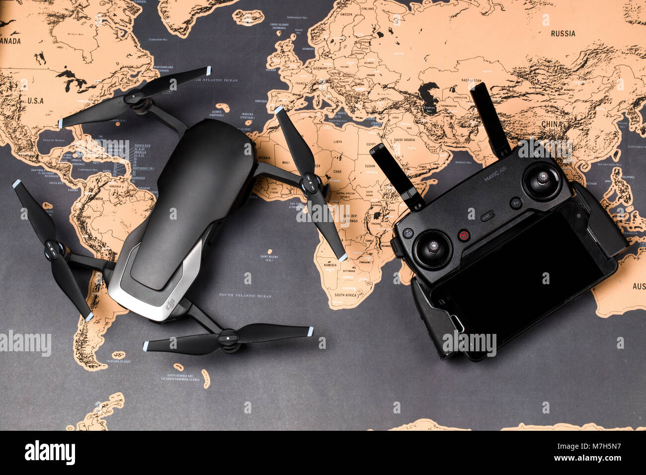 Drone dji Mavic Luft- und Systemsteuerung, auf einer geografischen Karte Stockfoto