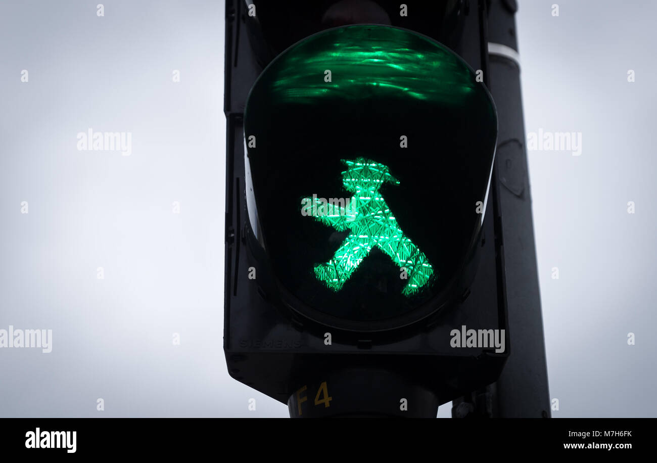 Ampel mit Grünen Mann Ampelmann Wandern, Berlin, Deutschland Stockfoto