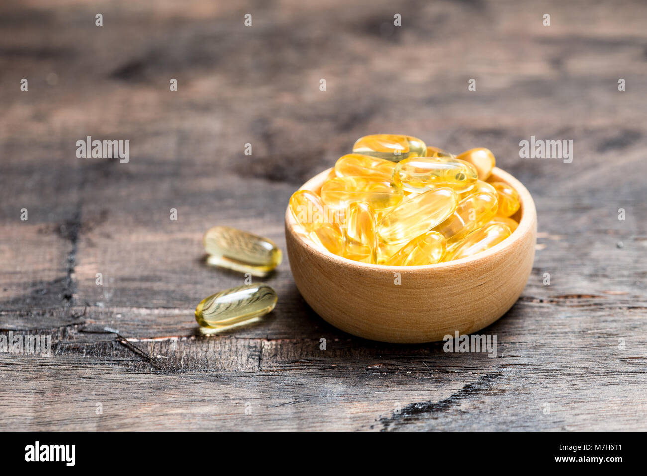 Fischöl Kapseln mit Omega 3 und Vitamin D. gesunde Ernährung Konzept Stockfoto