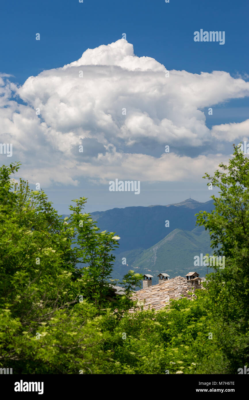 Versteckte Ziegeldach von altes Haus in Leshten Bulgarien Stockfoto