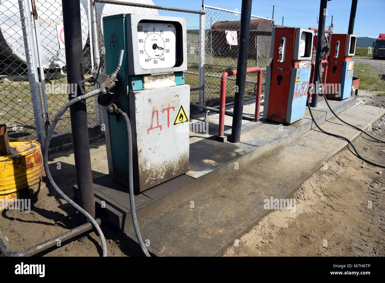 Die Tankstelle in der Nähe der Geisterstadt Kolyma Kyubeme auf der Autobahn. Dies ist der einzige zwischen Khandyga und Ust Nera, ie 560 Km. Stockfoto