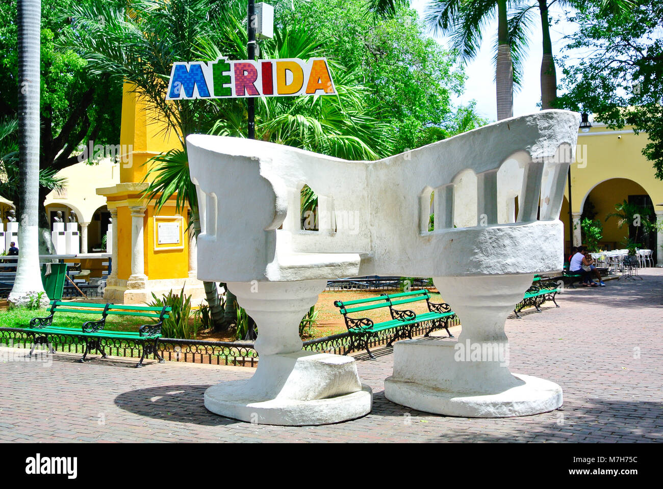 Mérida, Yucatan, Mexiko, Ein selbstbewusster Stuhl am Plaza Grande von Merida. Nur Editorial. Stockfoto