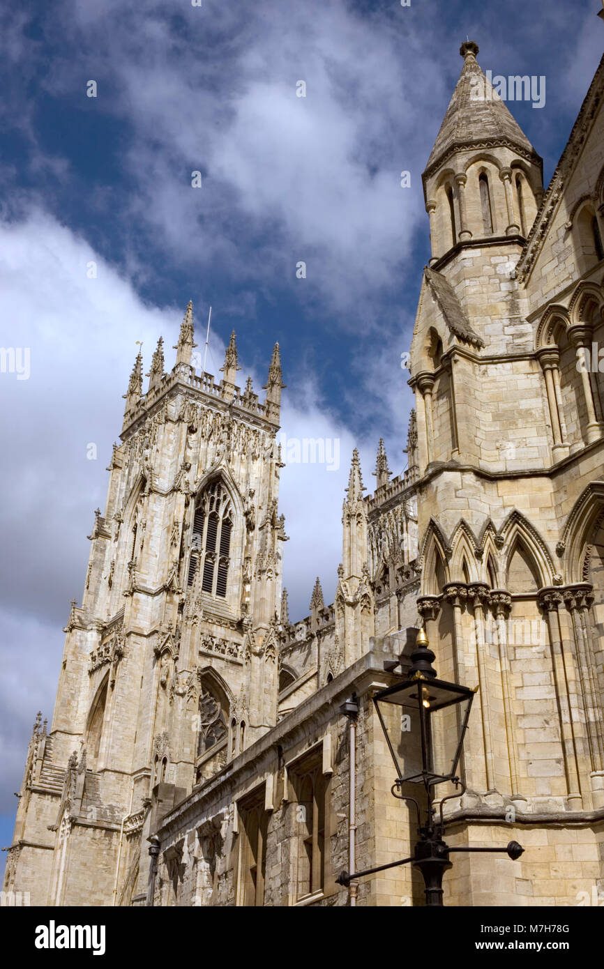 Außen, York Minster, York, England, UK: Sonne und Wolken Stockfoto