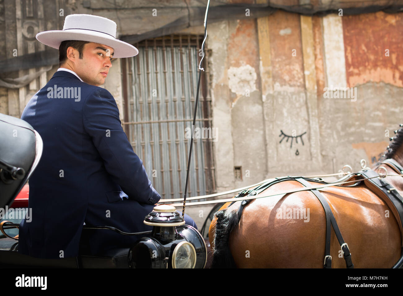 Sevilla, Spanien - Mai 2017: Porträt einer jungen Kutscher in White hat während der berühmten Sevilla Feria Festival Stockfoto