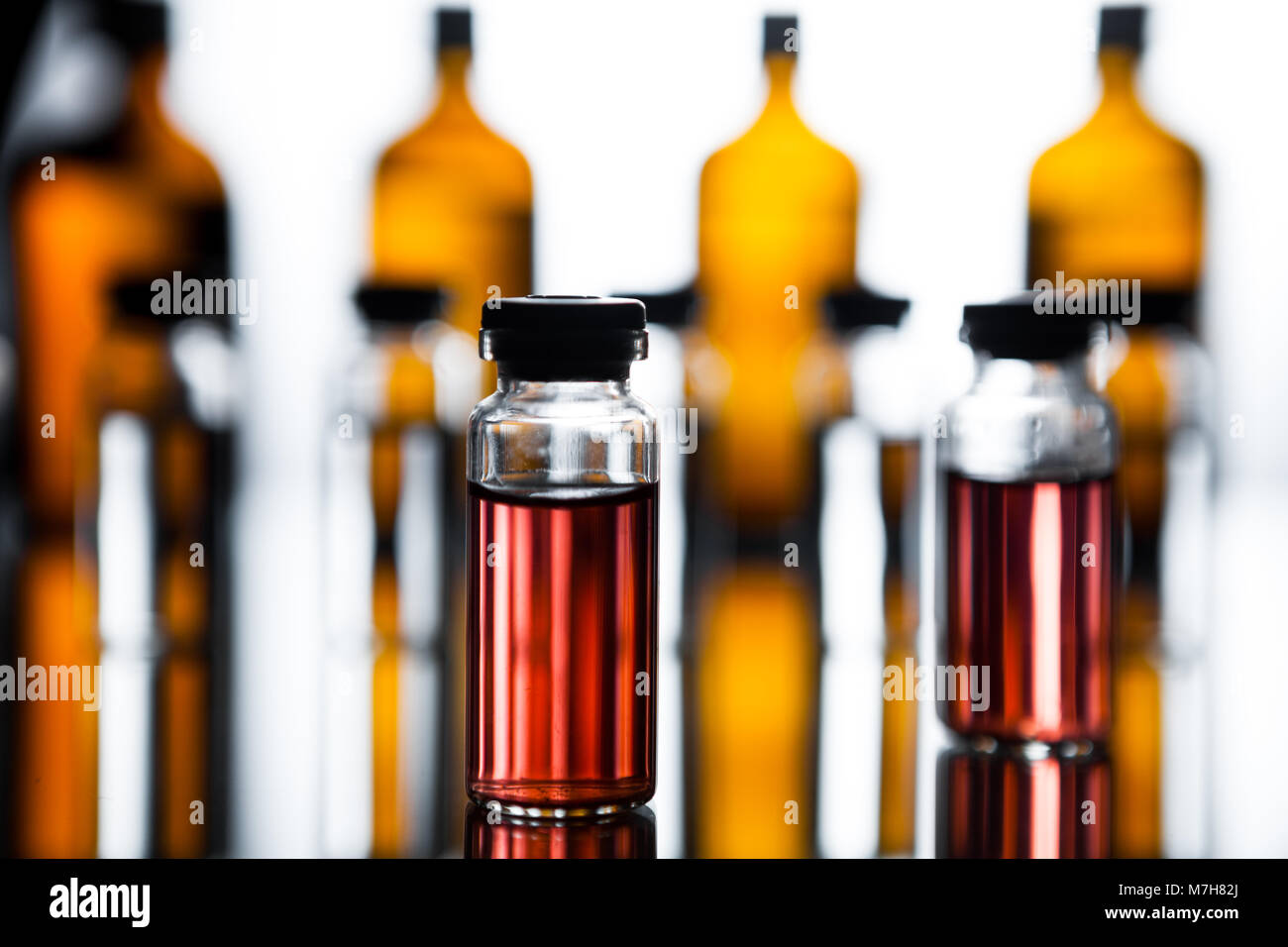Gruppe von Ampullen mit einem transparenten Medizin im medizinischen Labor Stockfoto