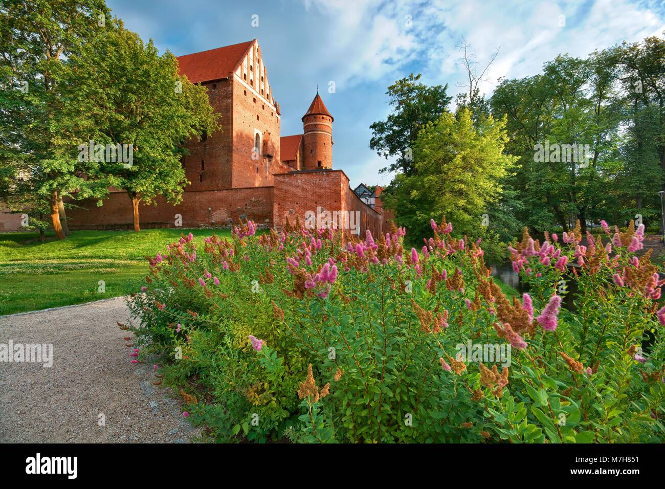 Gotische Burg des Fürstbistums Ermland durch den Fluss Lyna Olsztyn, Polen Stockfoto