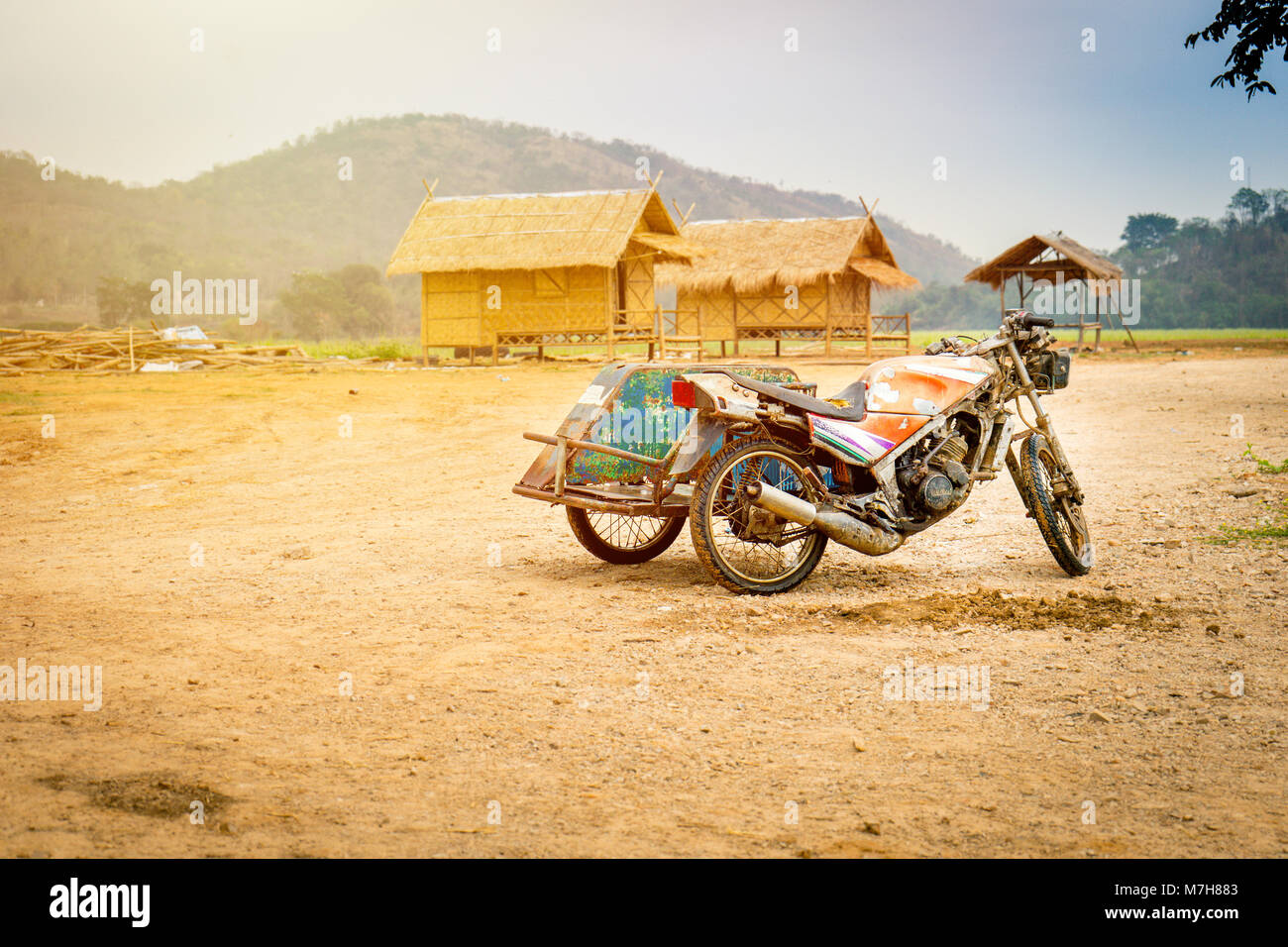 Retro Motorcycle Trailer auf Landstraße Stockfoto