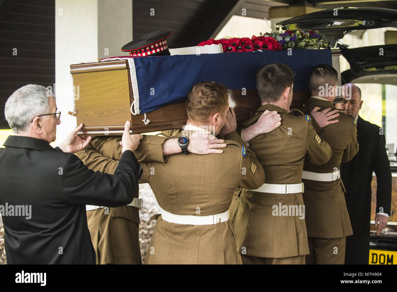 Die Scots Guards nehmen an der Beerdigung von 97 Jahre alten William McLelland ein WW2-Veteran, der ohne Familie in North Lanarkshire gestorben ist. Der Service erfolgt in der holytown Krematorium in North Lanarkshire. Mit: Sarg von William McLelland, Scots guard Wo: North Lanarkshire, Großbritannien Wann: 08 Feb 2018 Credit: Euan Kirsche/WENN.com Stockfoto