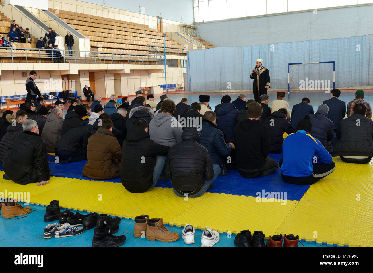 Muslime durchführen, Gebet (namaz) zum Gedenken an den Todestag von Tataren leader Noman Chelebidjihan. Februar 23, 2018. Kiew, Ukraine Stockfoto