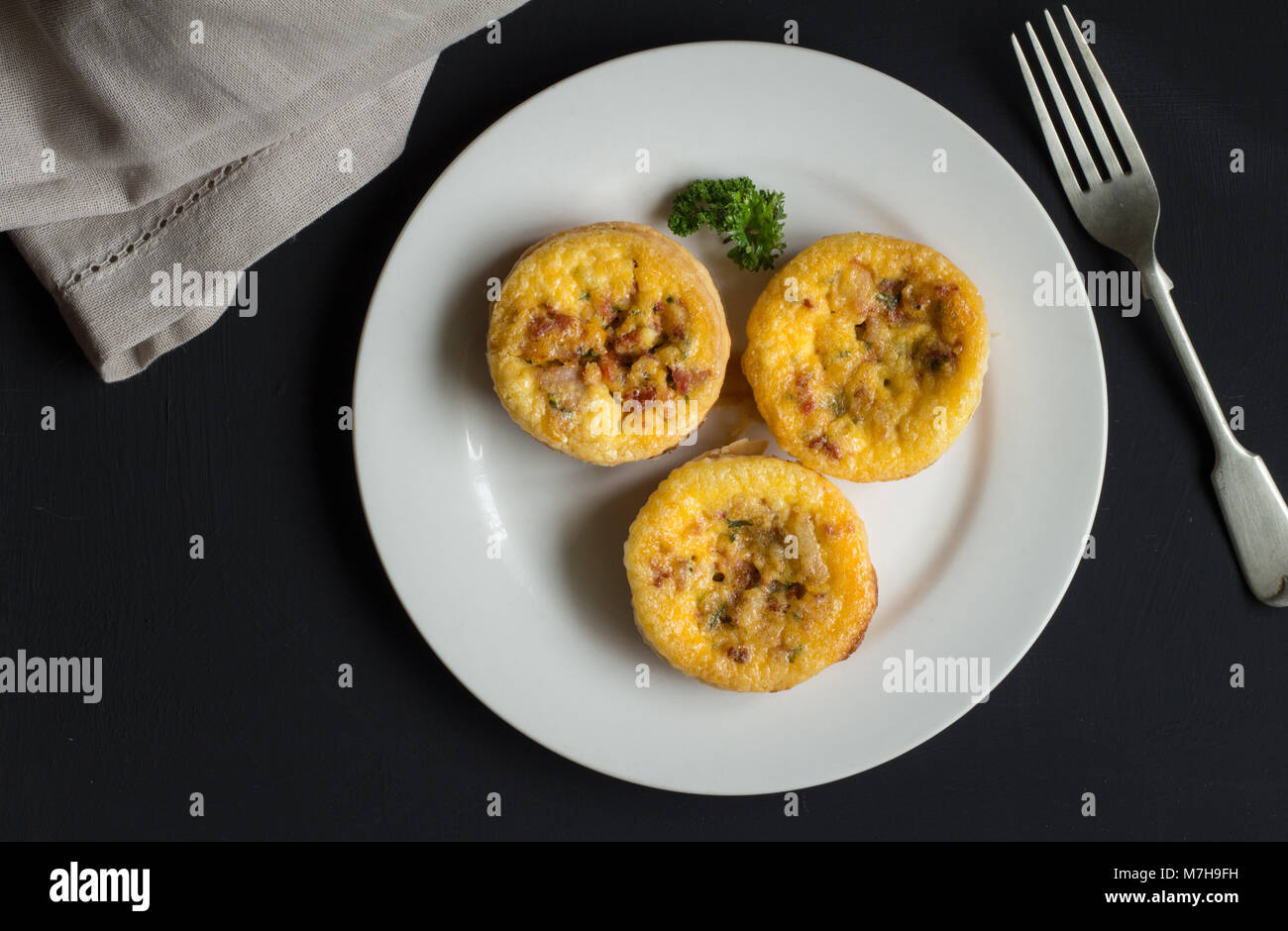 Quiche Lorraine backround, Blick von oben auf die drei mini Törtchen closeup auf Schwarzen Tisch Stockfoto
