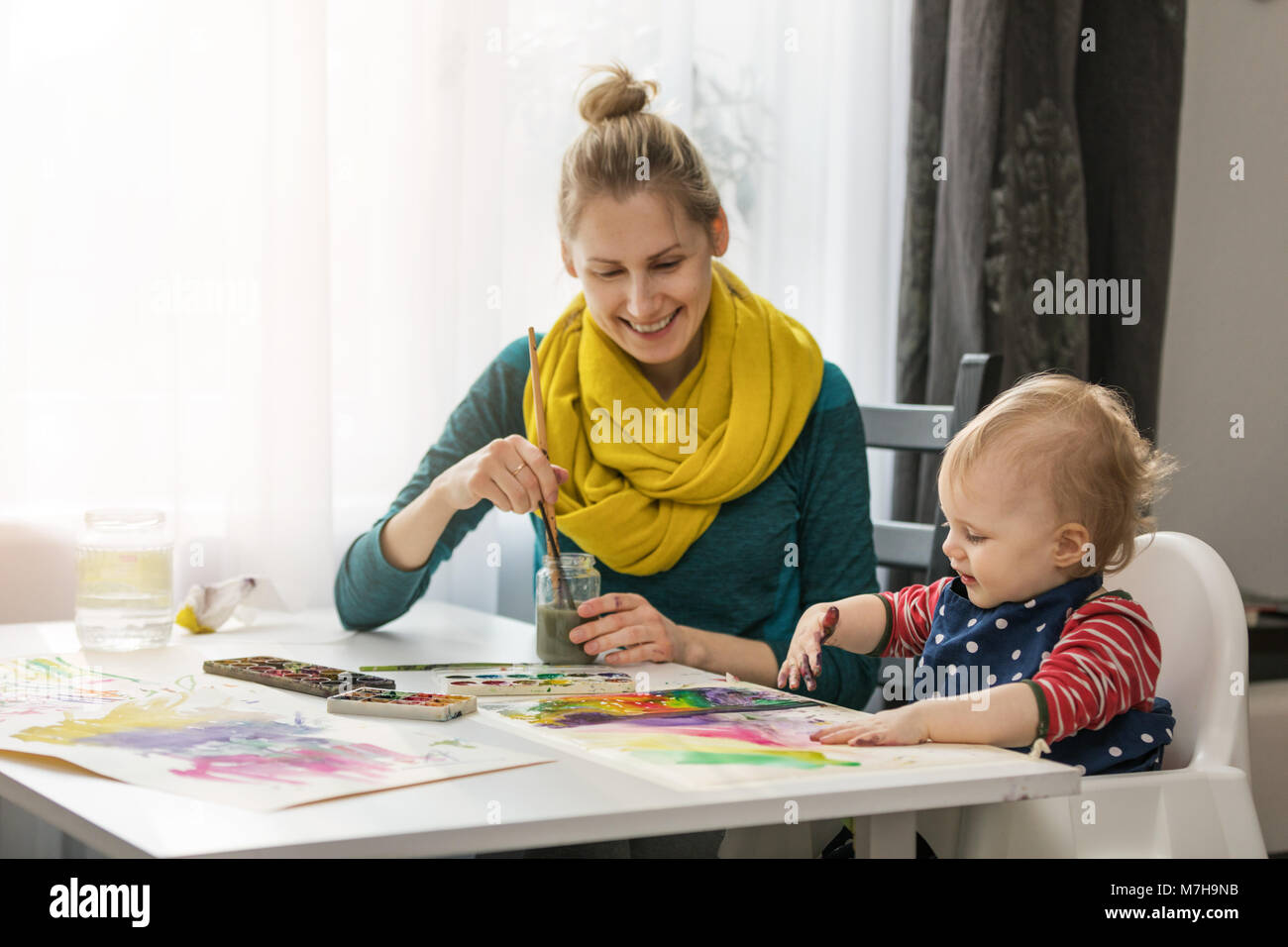 Mutter und Kind malen mit Aquarellfarben zu Hause Stockfoto