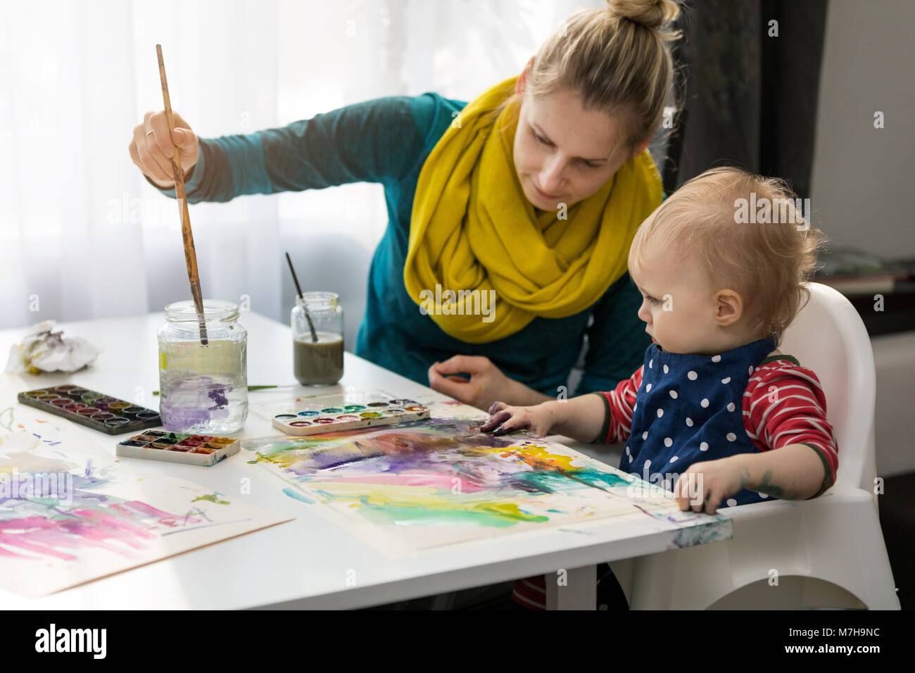 Mutter Kind lehren, wie mit Wasserfarben zu malen Stockfoto