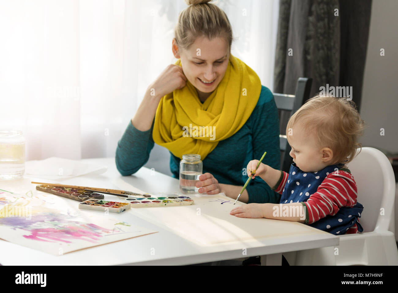 Mutter und ihrer Tochter Zeichnung mit Aquarell zu Hause Stockfoto