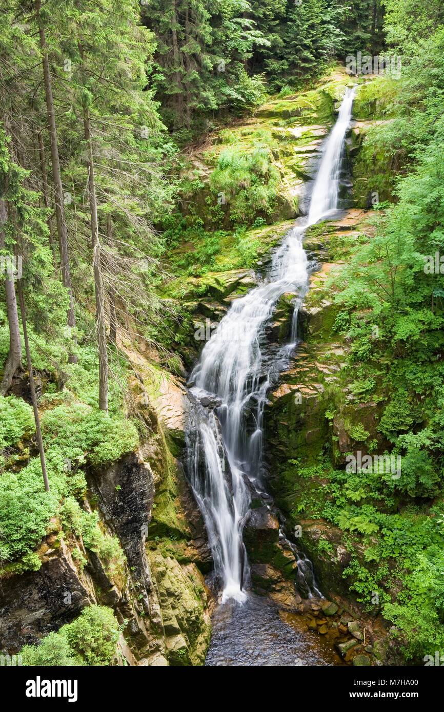 Langzeitbelichtung des Kamienczyk Wasserfall im Riesengebirge, Polen Stockfoto