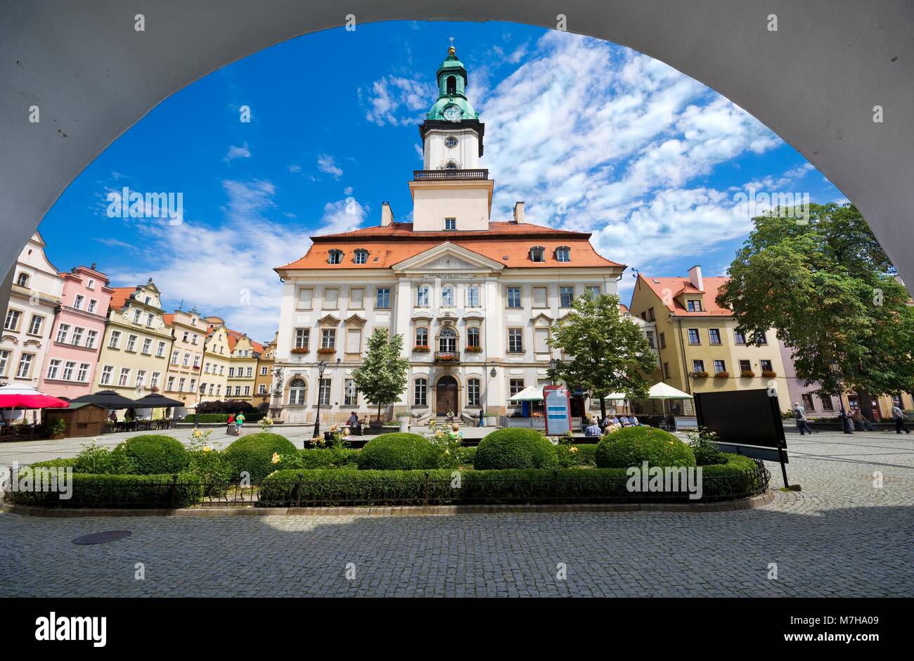 Rathaus und Marktplatz von den Arkaden des alten Mietshaus in der Altstadt von Jelenia Gora, Polen Stockfoto