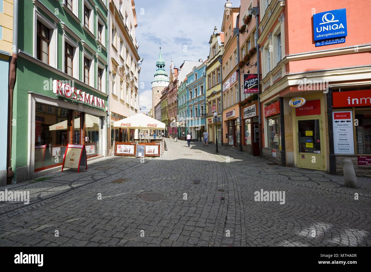 JELENIA Gora, Polen - Juli 07, 2017: konopnicka Straße endete mit der hl. Anna Kapelle im mittelalterlichen Turm in der Altstadt von Jelenia Gora entfernt Stockfoto