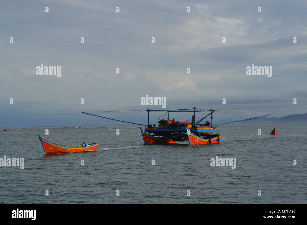 Lokale fishermans nach der Nacht angeln für Kalmare zurück vom Meer. Sumatra. Indonesien. Stockfoto