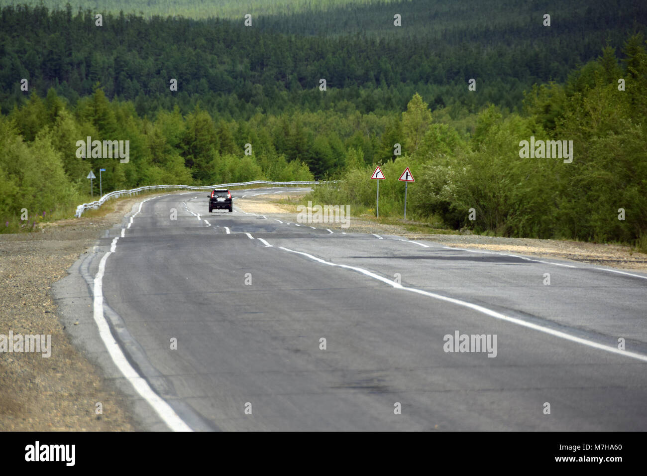 Winkende Asphalt an der Kolyma Highway nördlich von Magadan. Dies ist aufgrund der Permafrost Einschmelzen während der Sommersaison. Stockfoto