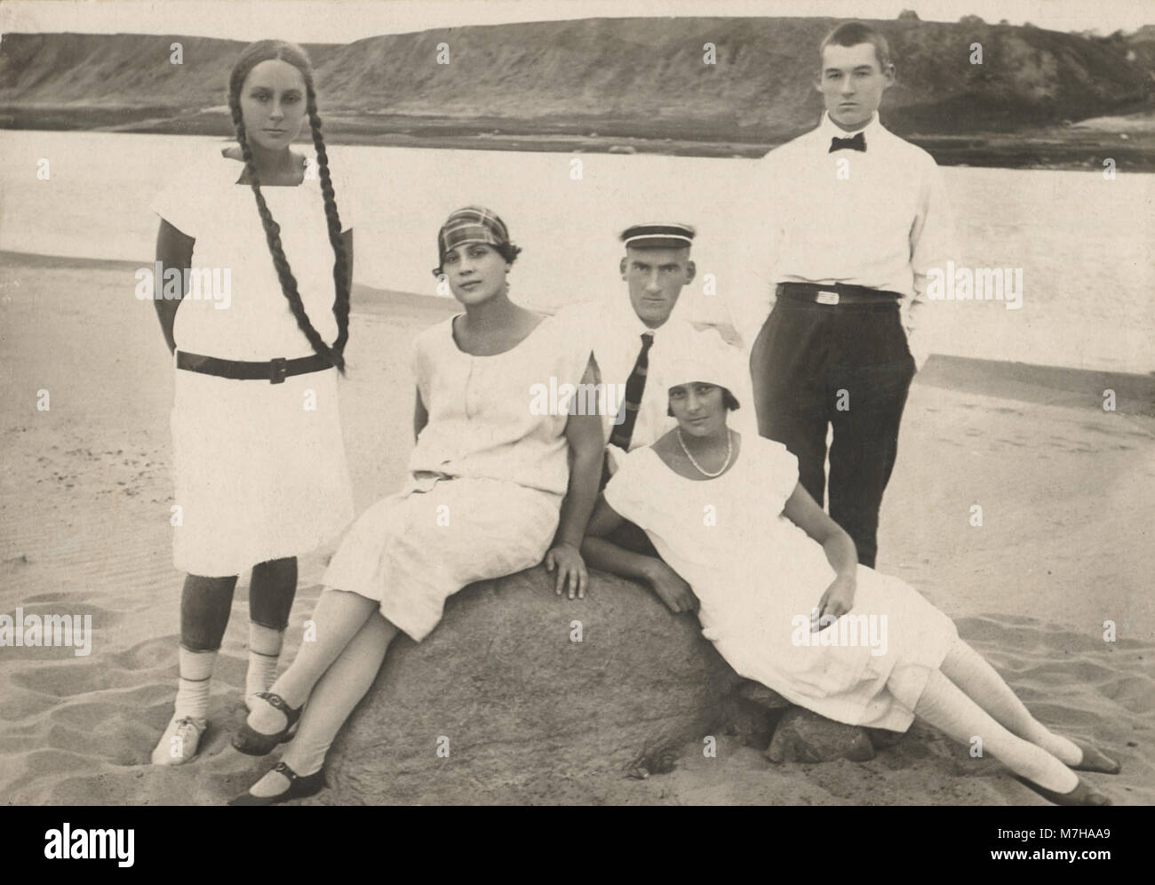 Vintage Foto der Gruppe jugendliche Burschen und Mädchen in der Nähe des Flusses, Russland, 1915 Stockfoto
