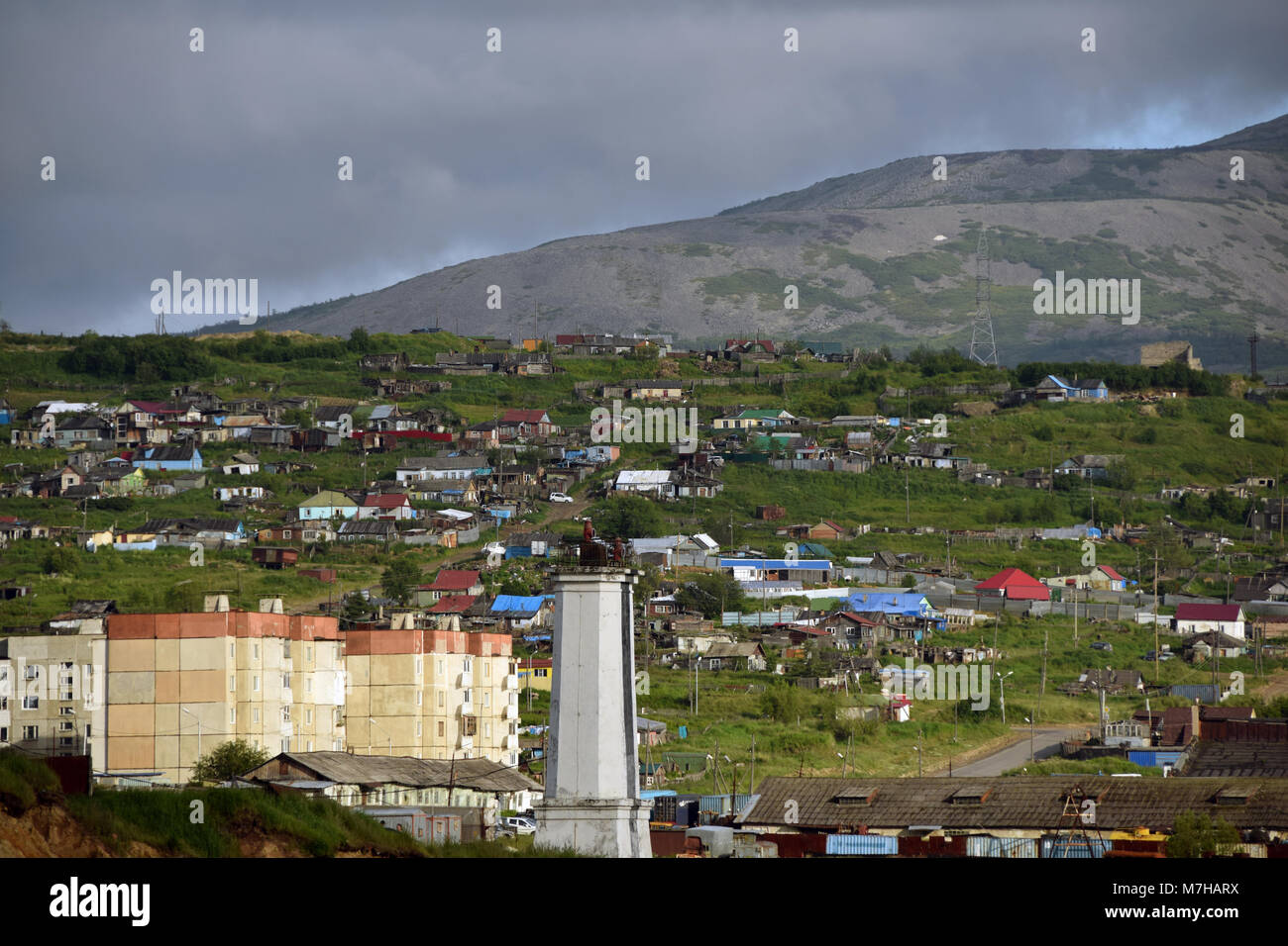 Der historische Teil von magadan an der Küste des Ochotskischen Meeres. Hier wurden in den 30er Jahren die ersten Häuser der Stadt. Stockfoto