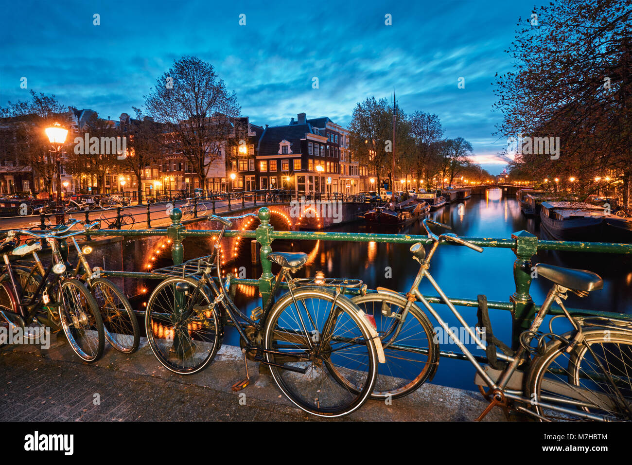 Amsterdam Canal, die Brücke und die mittelalterlichen Häuser am Abend Stockfoto