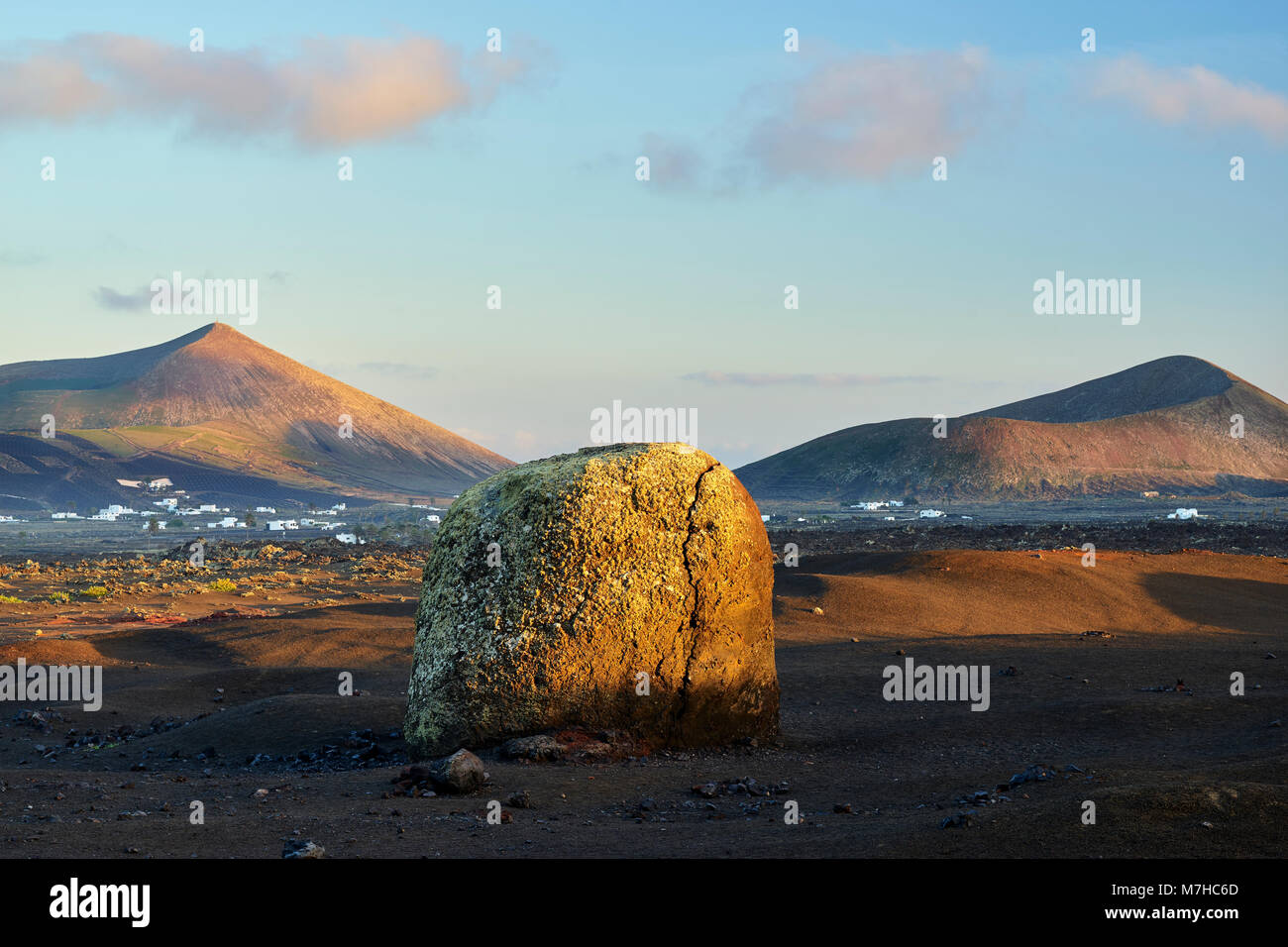 Vulkane und die weltweit größte vulkanische Bombe, Lanzarote, Kanarische Inseln, Spanien. Links: Montana Blanca, Rechts: Montana Tersa Stockfoto