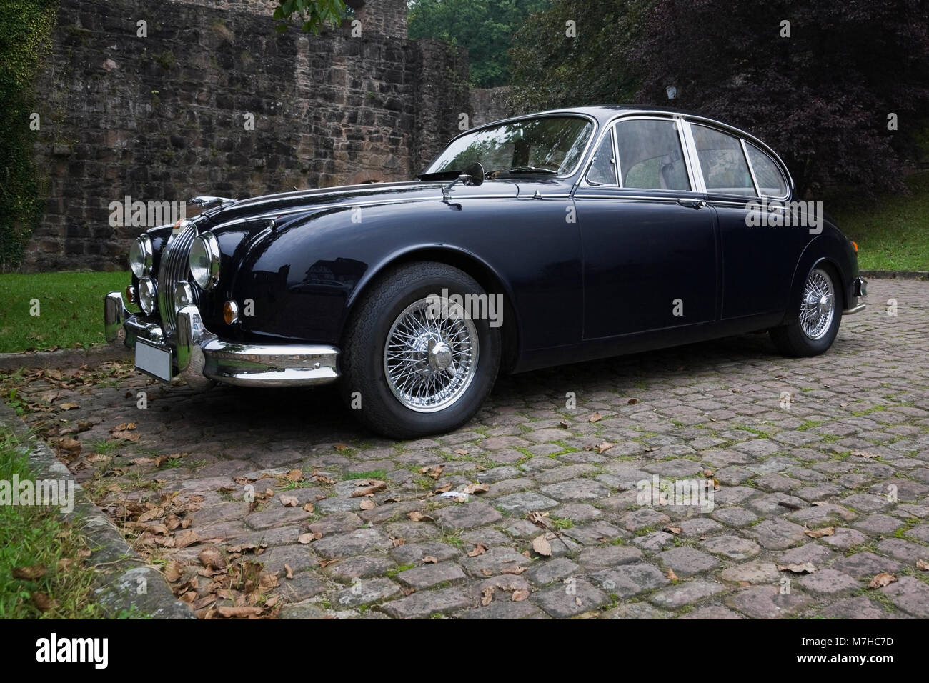 Vintage schwarz Jaguar Auto mit Hirschhorn Burgruine geparkt, Hessen, Deutschland Stockfoto