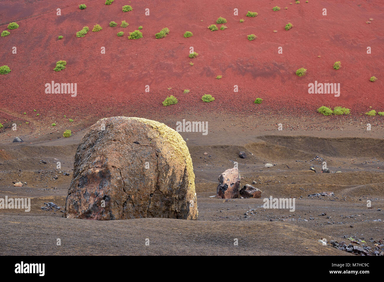 Die Weltgrößte vulkanische Bombe und die Caldera Colorada, Lanzarote, Kanarische Inseln, Spanien Stockfoto