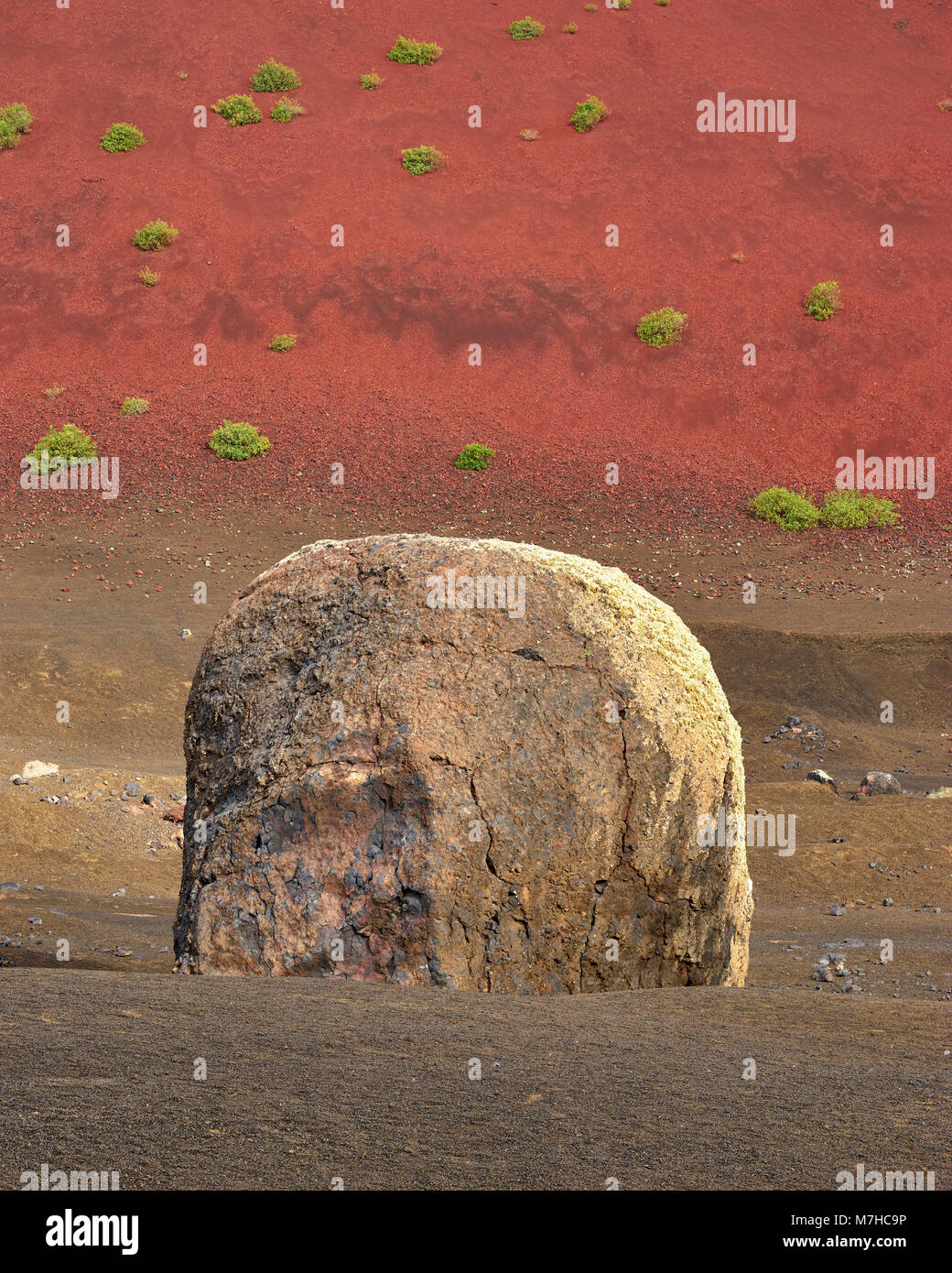 Die Weltgrößte vulkanische Bombe und die Caldera Colorada, Lanzarote, Kanarische Inseln, Spanien Stockfoto