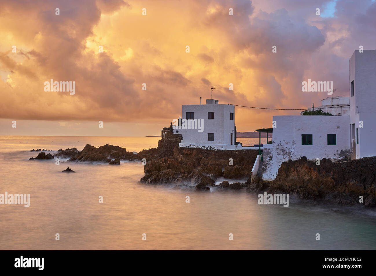 Dorf Punte Mujeres an der Küste von Lanzarote, Kanarische Inseln, Spanien bei Sonnenaufgang. Lange Belichtung Stockfoto