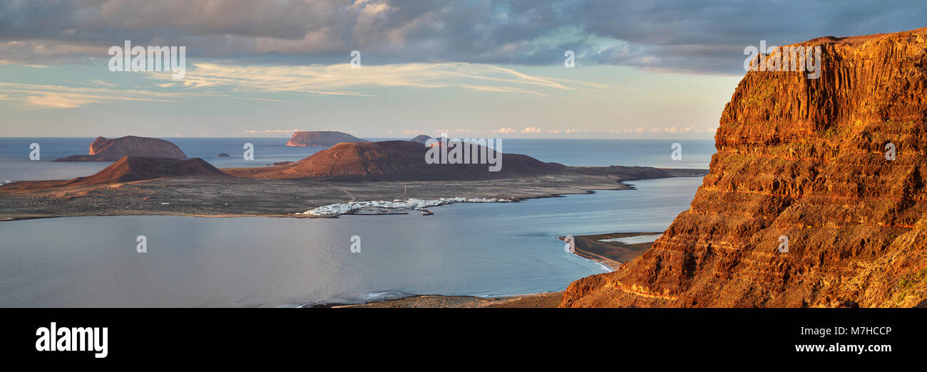 Isla Graciosa, Teil der Chinijo Archipel, gesehen vom Mirador de Guinate, Lanzarote, Kanarische Inseln, Spanien Stockfoto