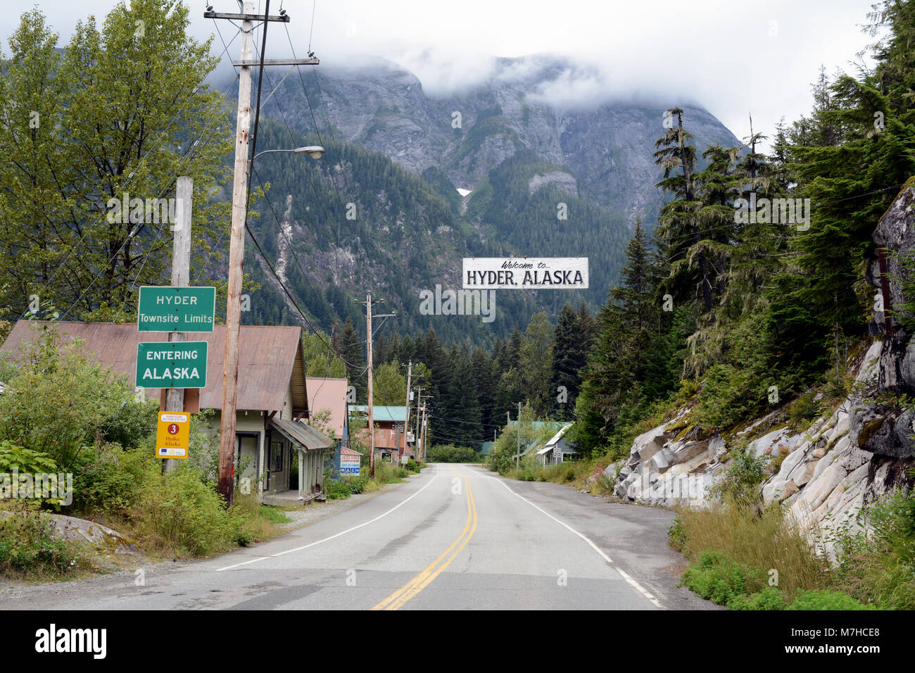 Schilder auf der Straße Eingang zum alten historischen Minenstadt Hyder, Alaska, USA, über die Grenze mit Stewart, British Columbia, Kanada. Stockfoto