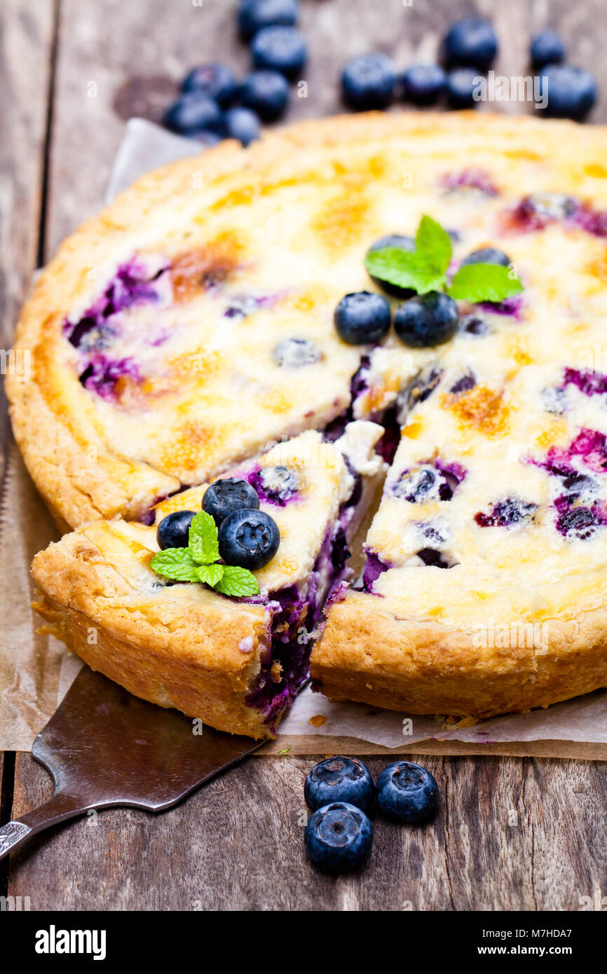 Käsekuchen mit Heidelbeeren und Minze. Sommer Dessert Stockfoto