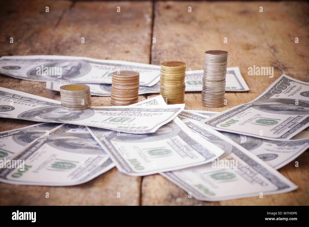 Schädel auf der Banknote und Münze, Geld, Konzept in Arbeit für Geld und Tod wegen des Geldes Stockfoto